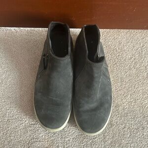 ECCO Soft 7 women’s nubuck zip bootie
size 8 us, 37 eu